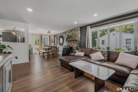11 Savi Avenue Waterford CT 06385