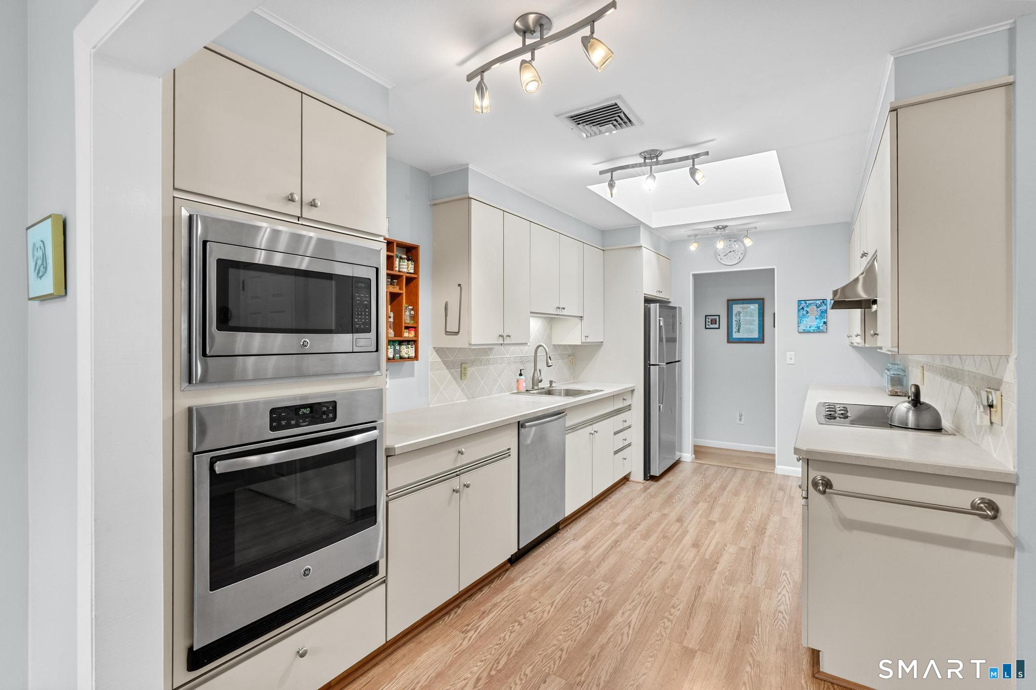 16 East Maxwell Drive West Hartford CT 06107