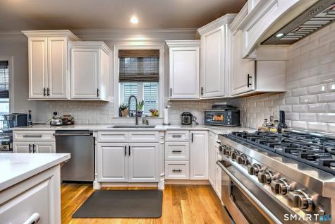 7 Luisa Court Branford CT 06405