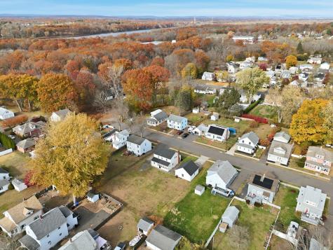 23 Woodlawn Avenue Enfield CT 06082