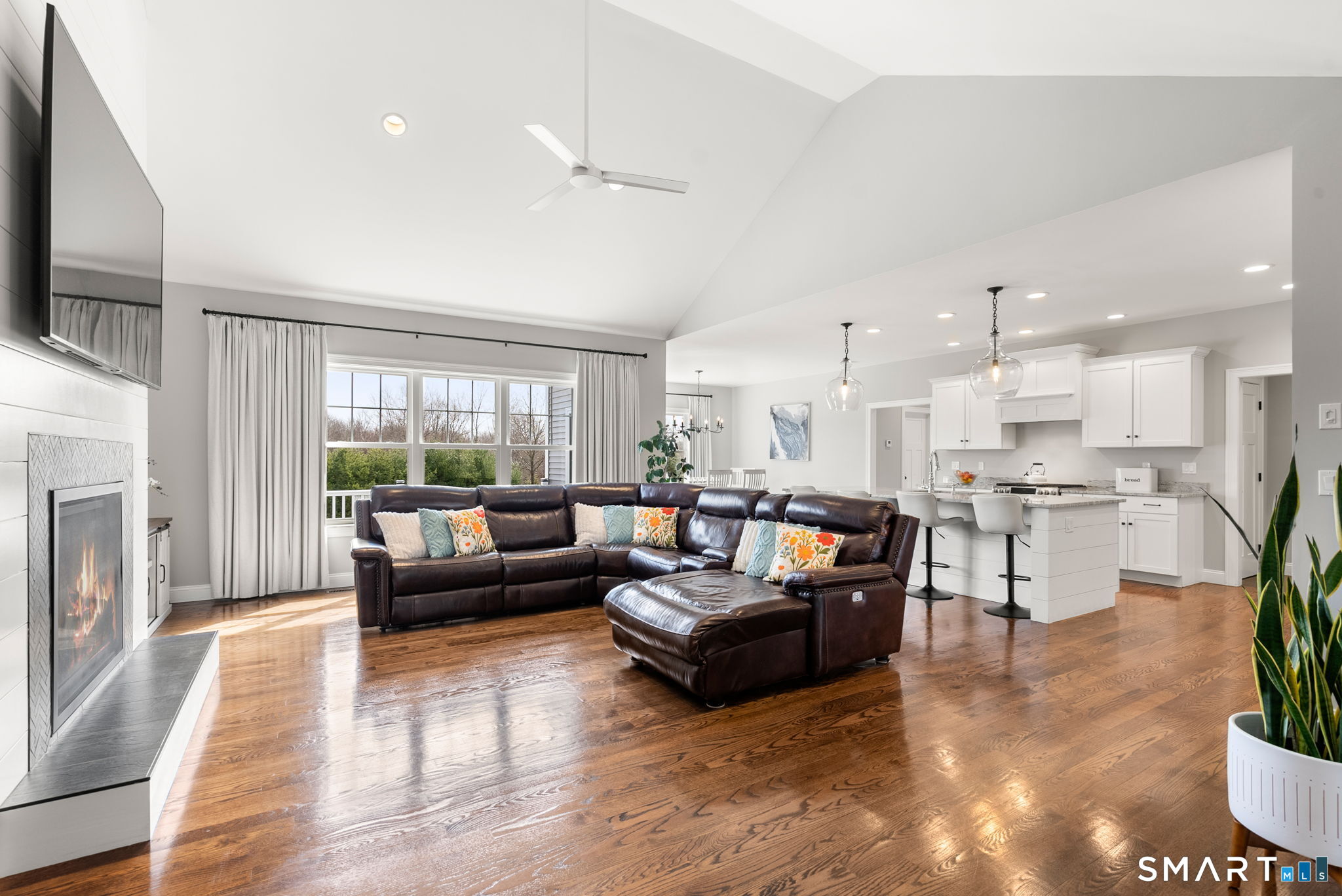 1192 North Grand Street Suffield CT 06093