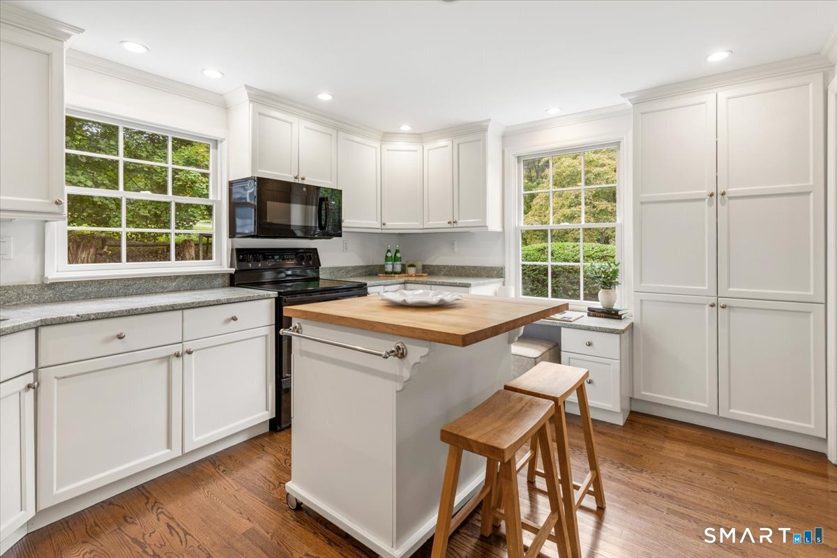 27 White Oak Shade Lane New Canaan CT 06840