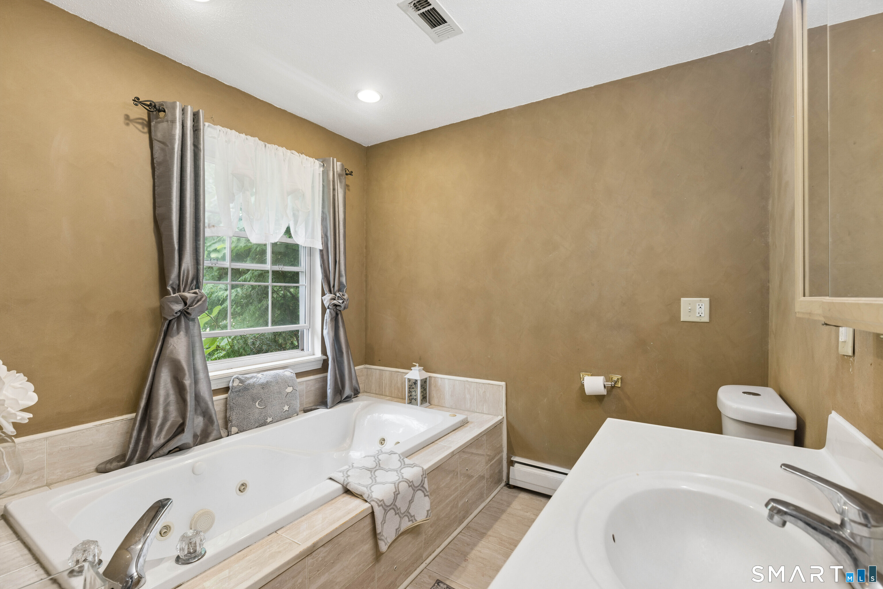 32 Fairfield Lane Bloomfield CT 06002