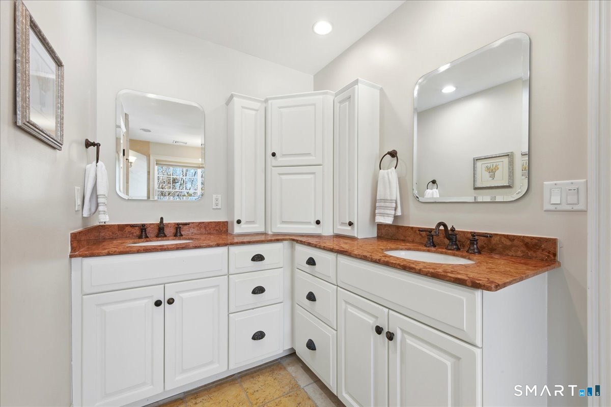 17 Bittersweet Way Stonington CT 06378