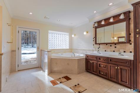 5 Mohawk Lane Woodbridge CT 06525