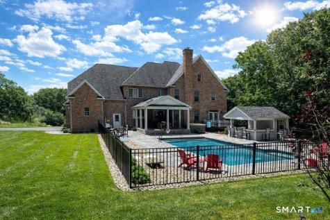 94 Lofgren Road Avon CT 06001