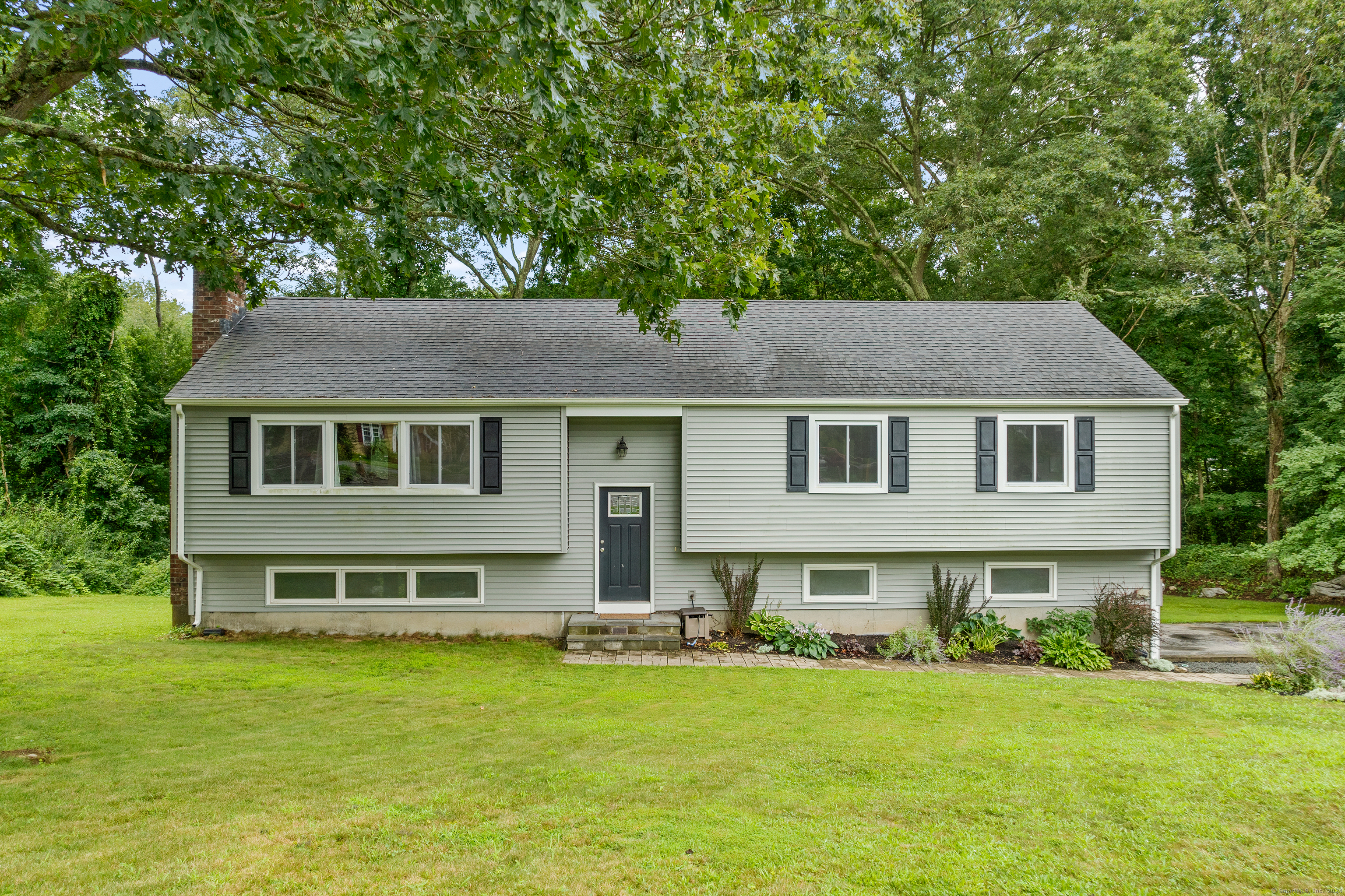 7 Foot Court Waterford CT 06385