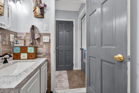 27 North Main Street East Hampton CT 06424