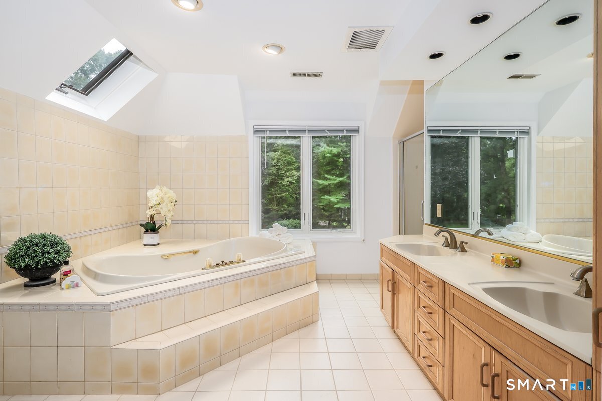 5 Dry River Court Redding CT 06896