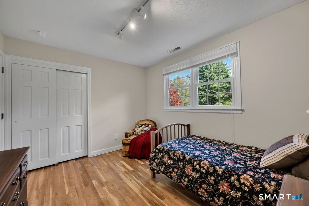 23 Banks Road Simsbury CT 06070
