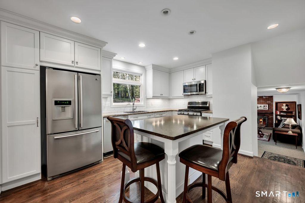 23 Banks Road Simsbury CT 06070