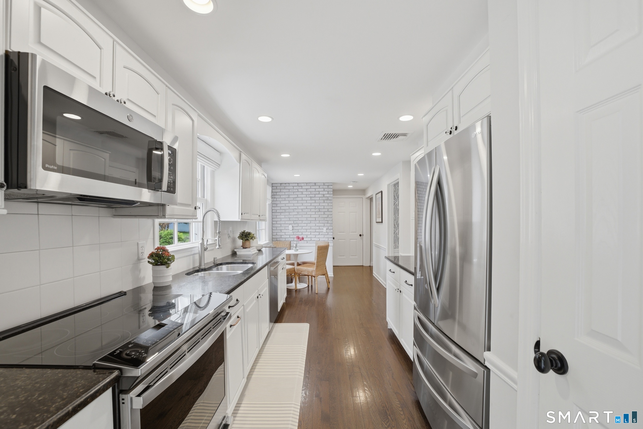182 Hollow Tree Ridge Road Darien CT 06820