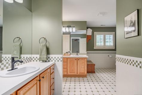 8 Buck Trail Newtown CT 06482