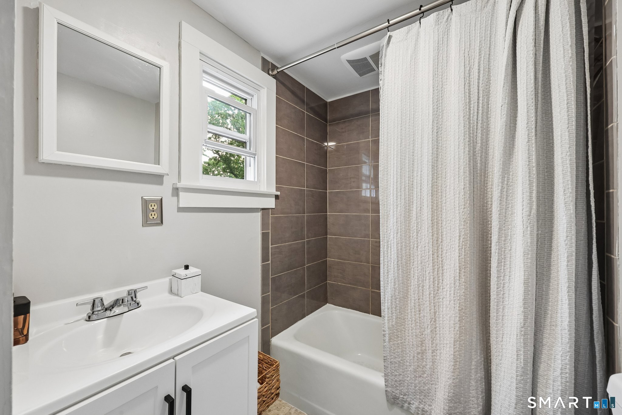 10 Middle Lane Simsbury CT 06070