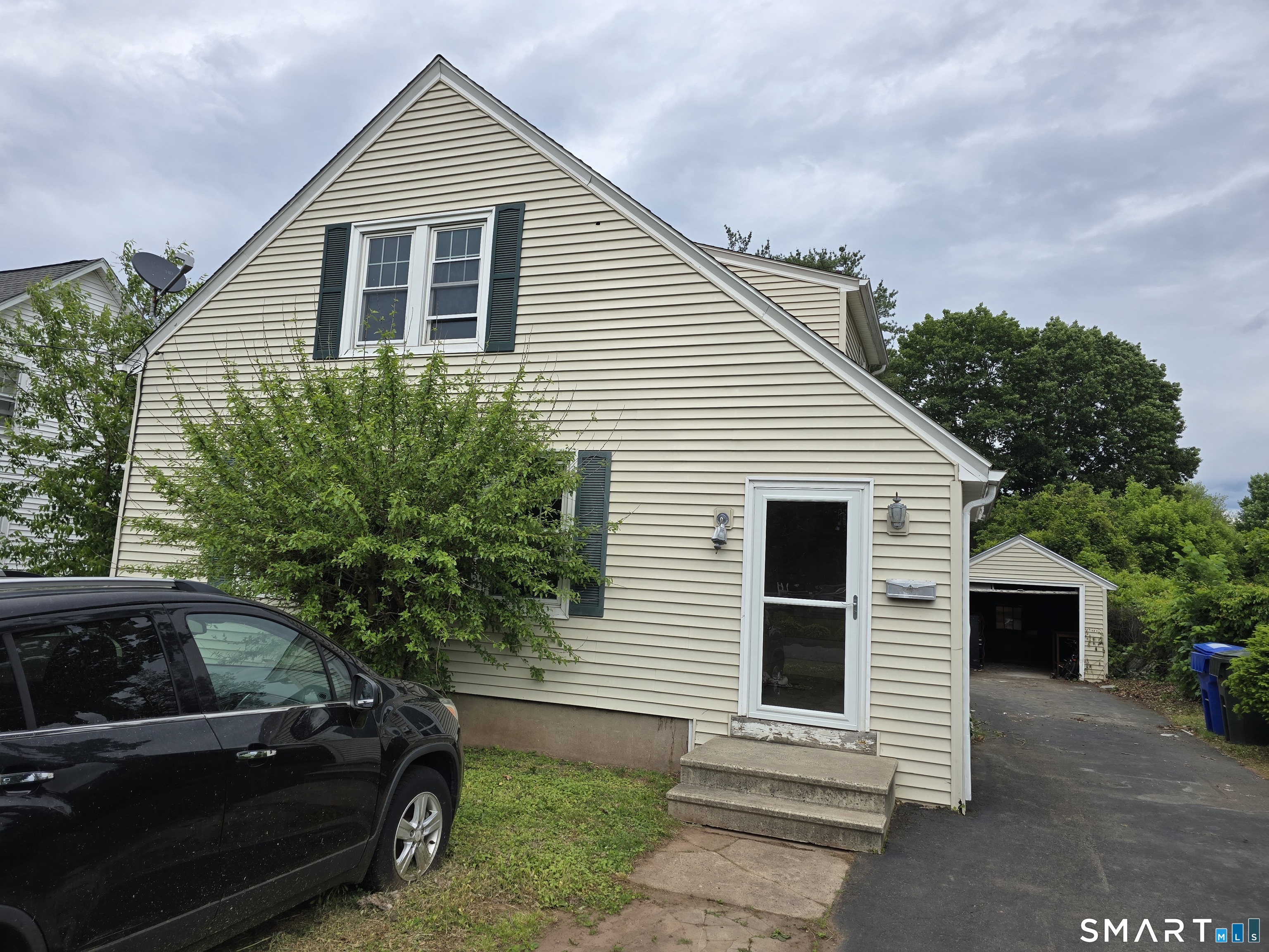 14 Center Court Newington CT 06111