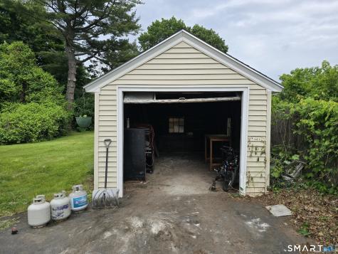 14 Center Court Newington CT 06111