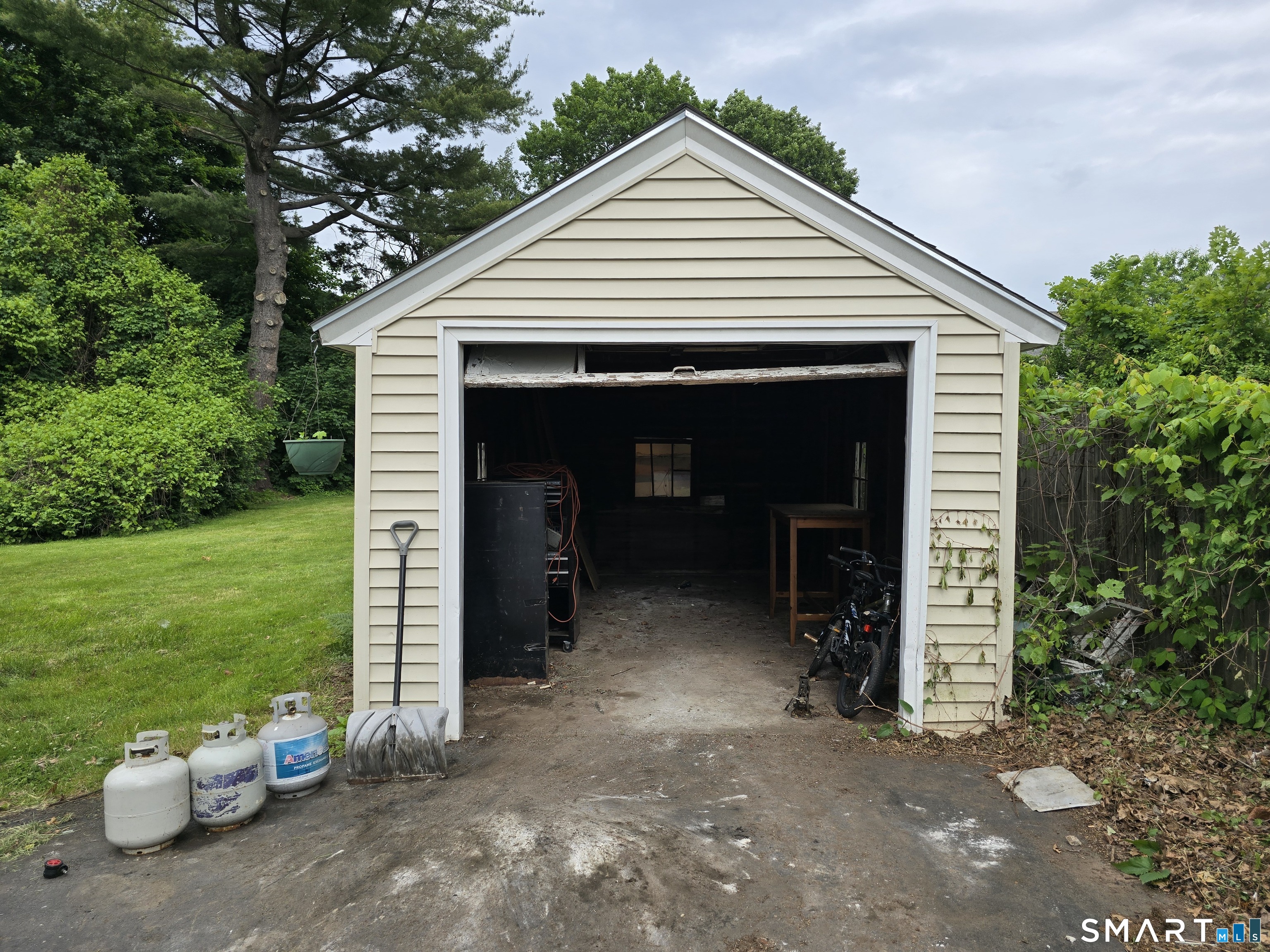 14 Center Court Newington CT 06111