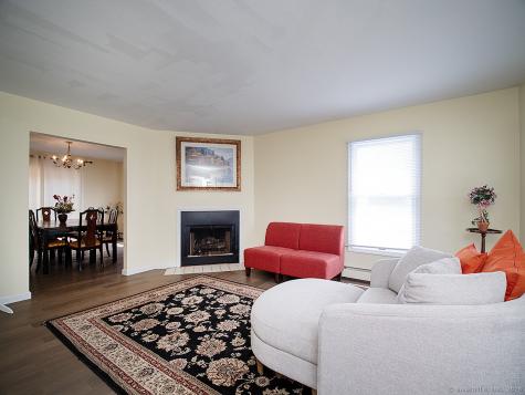 1681 Litchfield Turnpike Woodbridge CT 06525