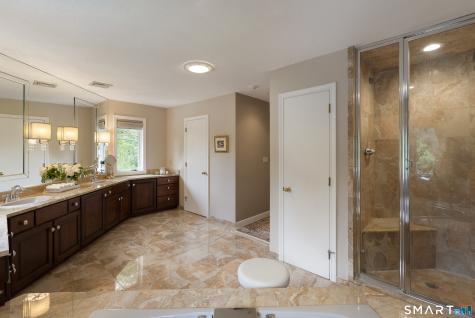 21 Breezy Knoll Avon CT 06001
