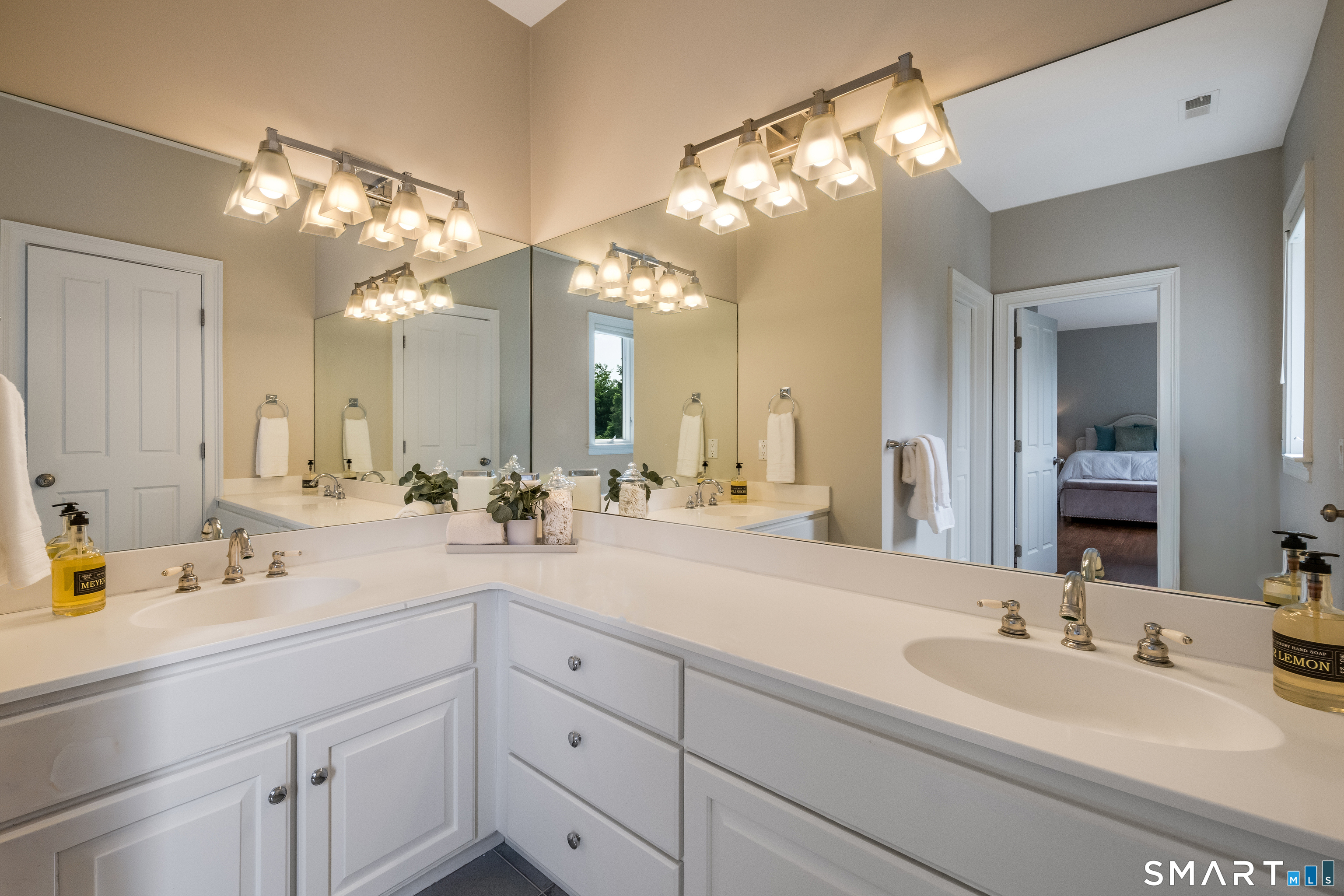 41 Ridgebury Road Avon CT 06001