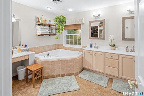 10 White Oak Lane Waterford CT 06375