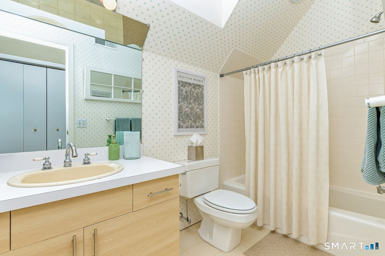 9 Brooks Lane Essex CT 06442