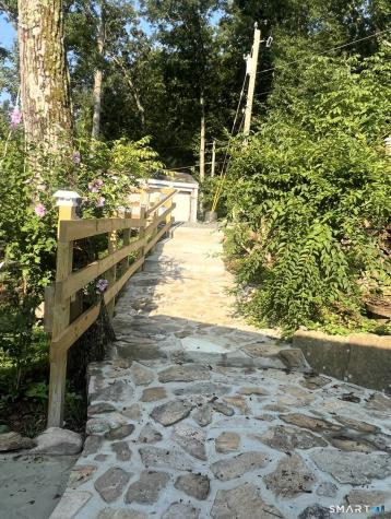 22 Hemlock Trail Newtown CT 06482