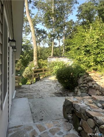 22 Hemlock Trail Newtown CT 06482