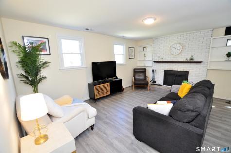 33 Chestnut Hill Road Simsbury CT 06070