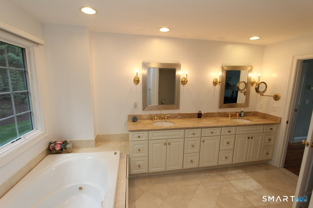 19 Devonshire Court Avon CT 06001
