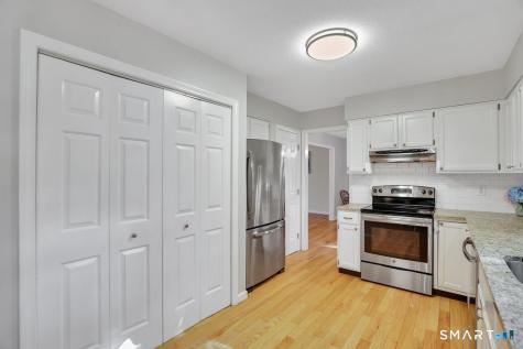 10 Colonial Court Cheshire CT 06410