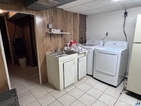33 Thomas Street Windsor Locks CT 06096
