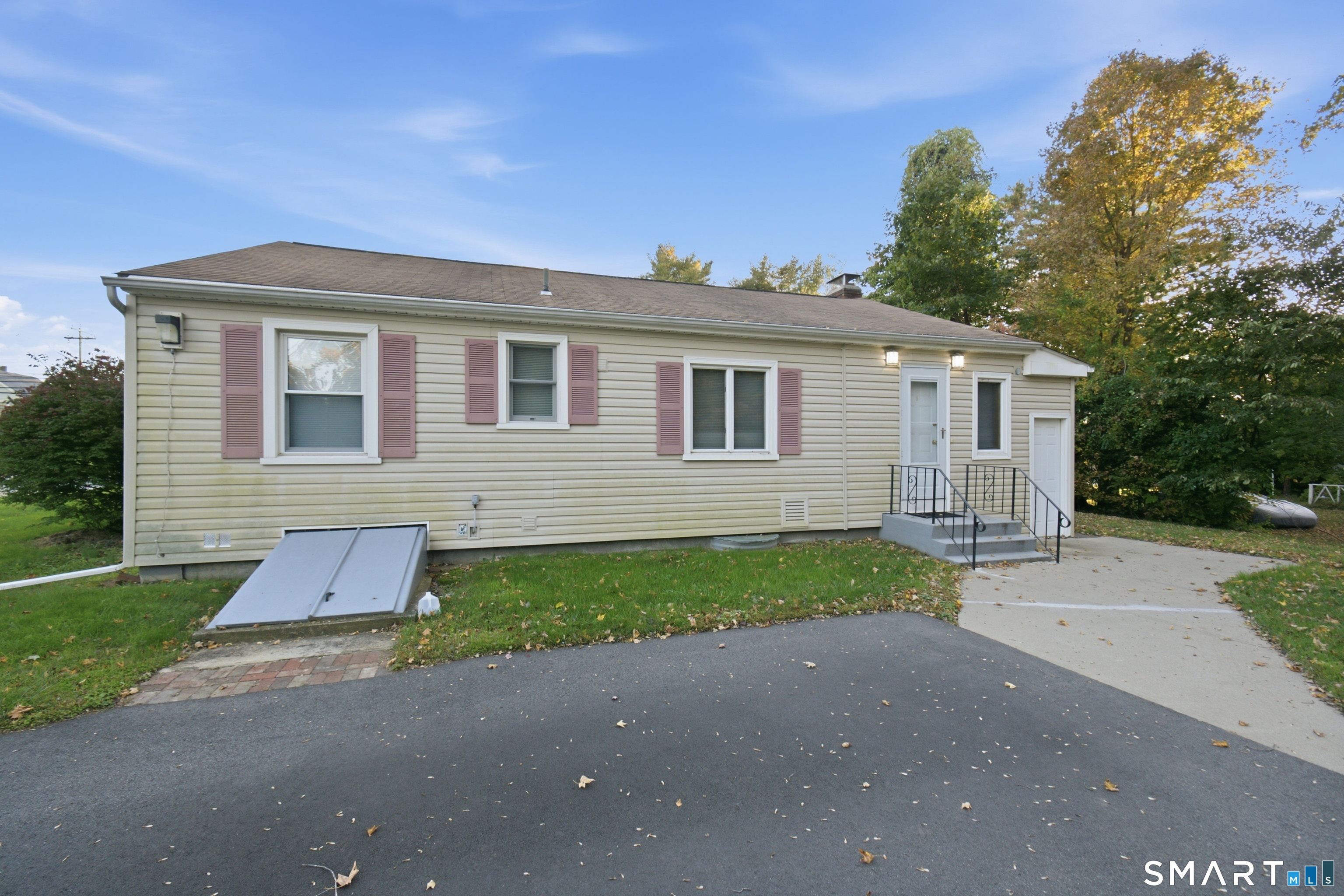 37 Colchester Avenue East Hampton CT 06424
