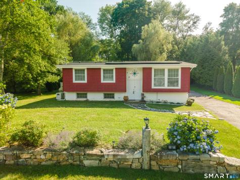 17 Meeting House Lane Ledyard CT 06339