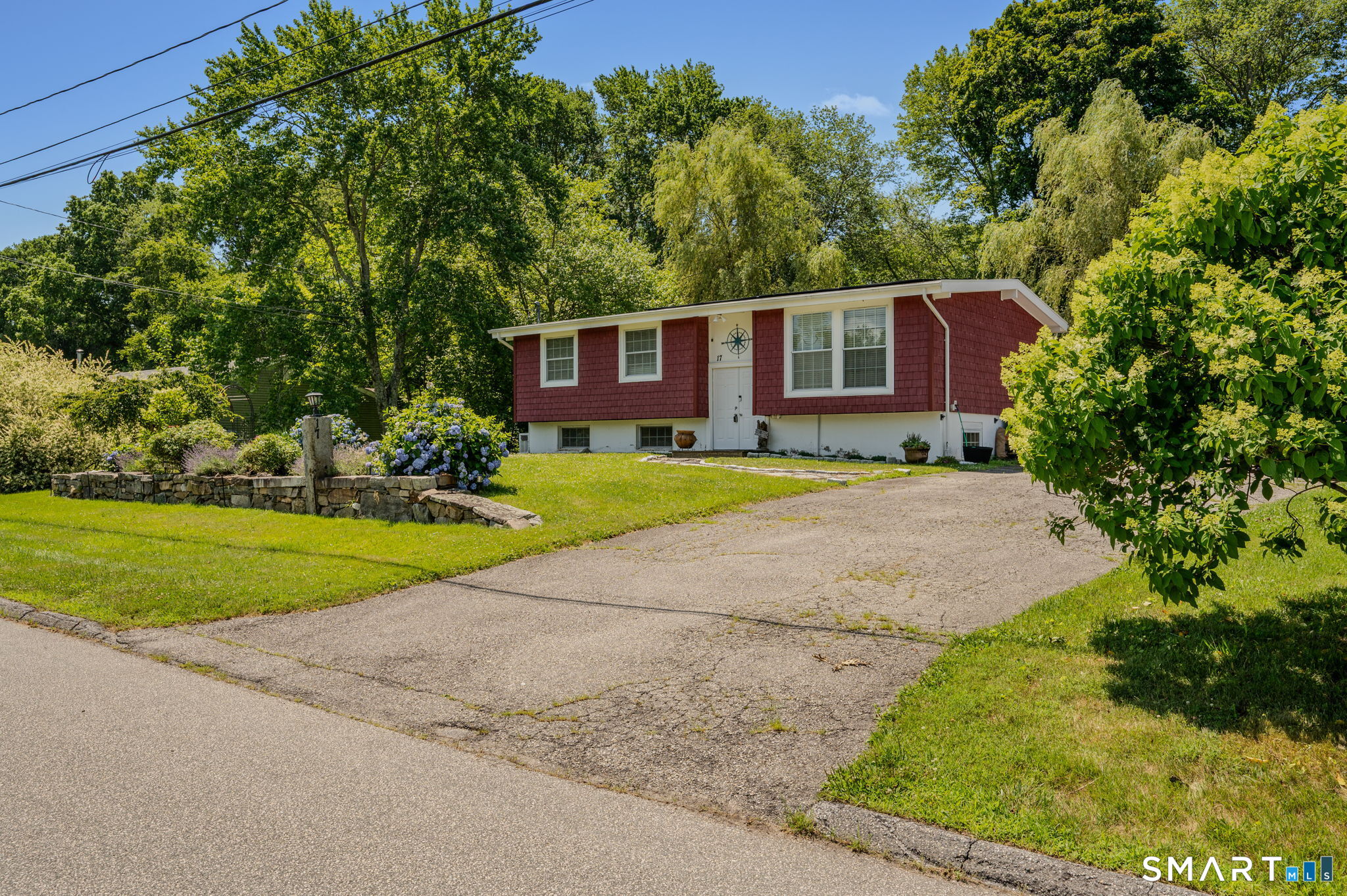 17 Meeting House Lane Ledyard CT 06339