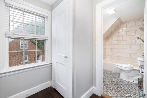8 Georgiana Street New London CT 06320