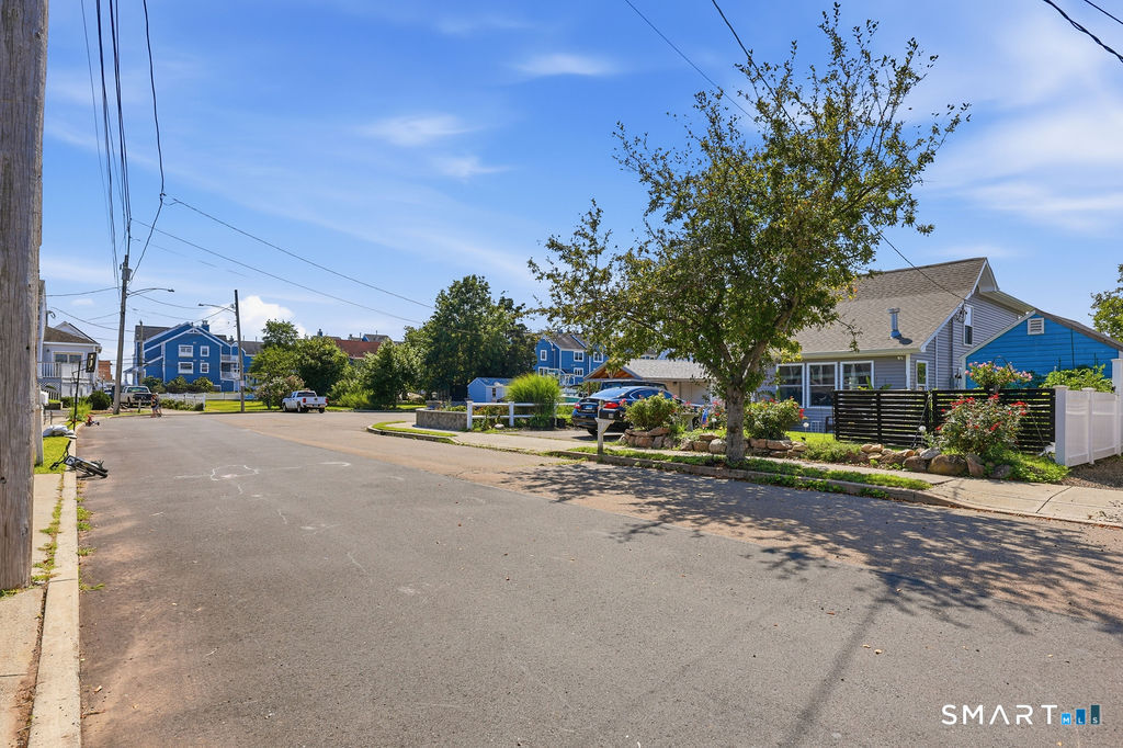 31 Center Avenue East Haven CT 06512