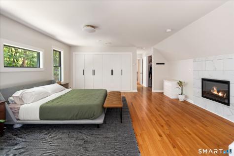 20 Riverside Court Guilford CT 06437