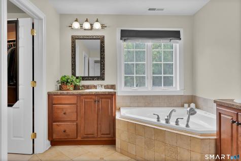 4 Bishop Road Oxford CT 06478