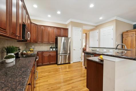 30 Vista Way Bloomfield CT 06002