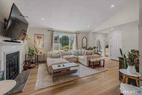 5 Penny Lane New London CT 06320