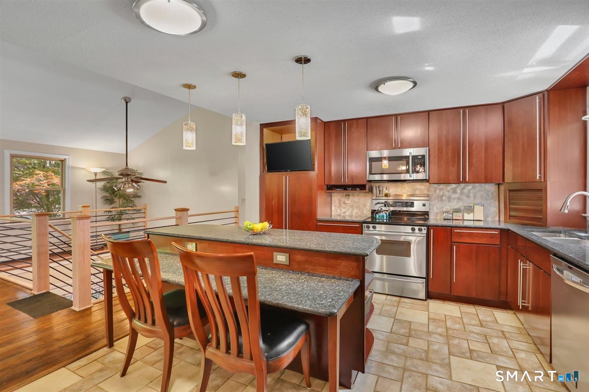 122 Ridgeview Circle Guilford CT 06437