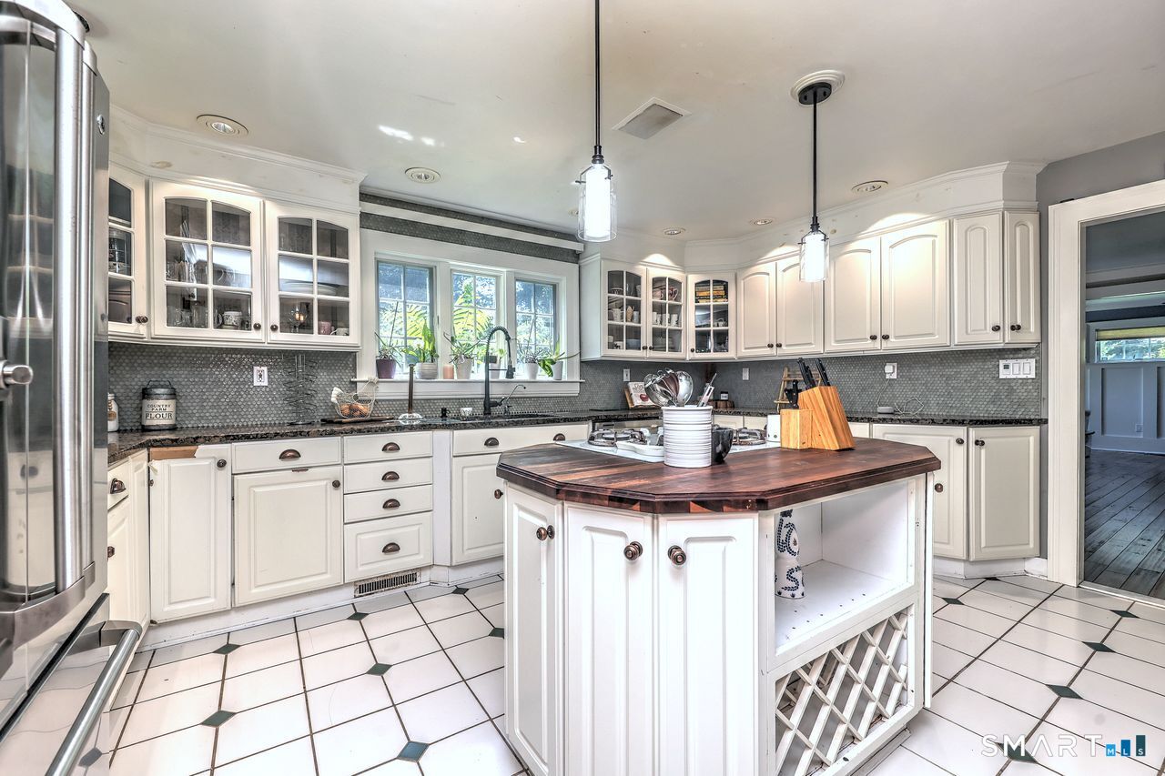 409 Dogburn Lane Orange CT 06477