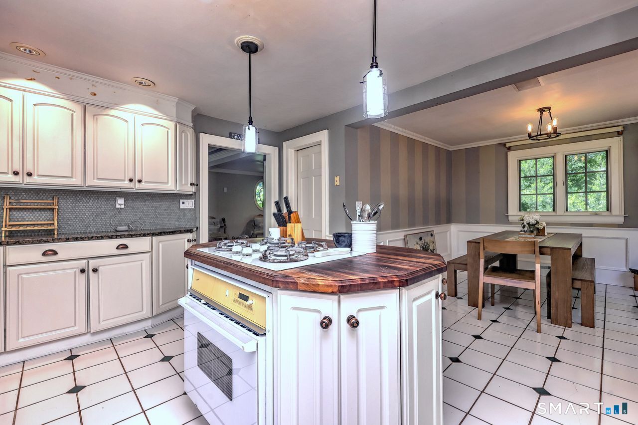 409 Dogburn Lane Orange CT 06477