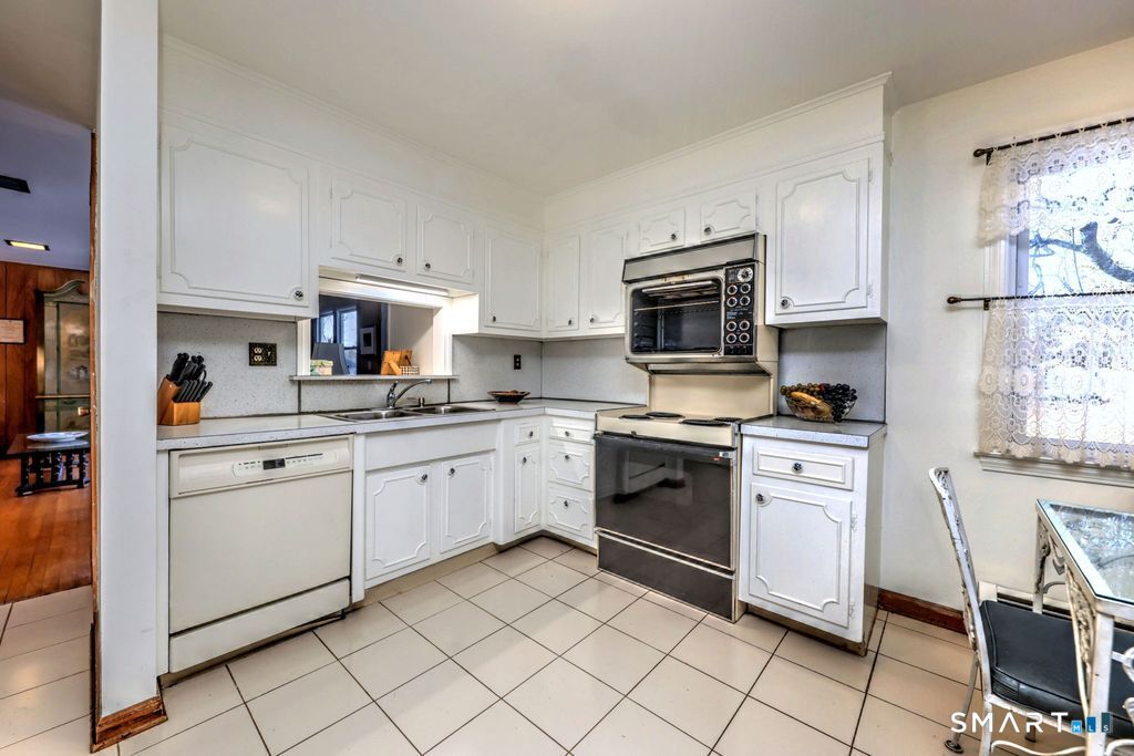 11 Williamsburg Drive Orange CT 06477