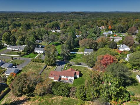 16 Manor Lane Easton CT 06612