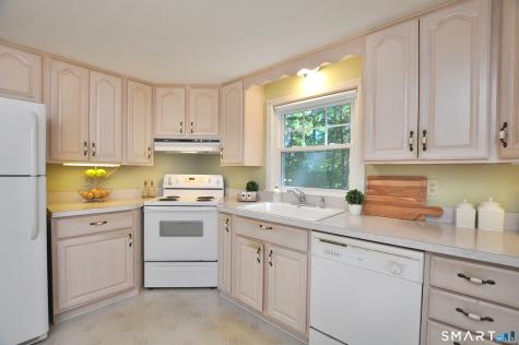 5 Robin Road Simsbury CT 06070