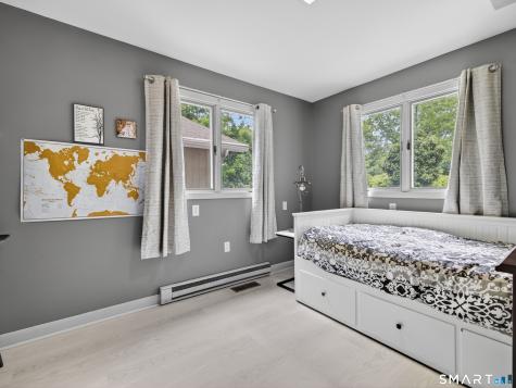 104 Parkway South New London CT 06320