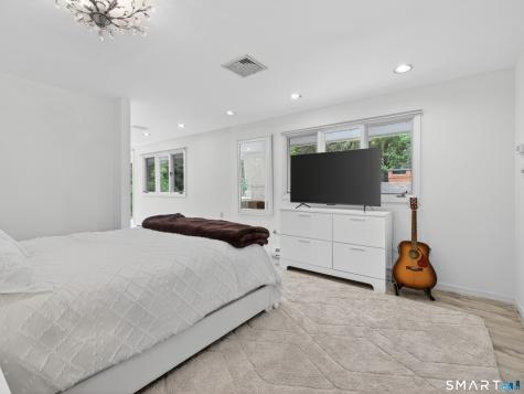 104 Parkway South New London CT 06320