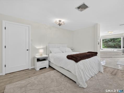 104 Parkway South New London CT 06320